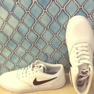 Men's 9.5 NWT Nike shoes.